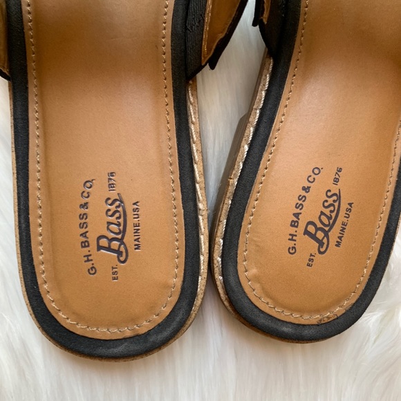 Black & Gold Sandals - Picture 2 of 5